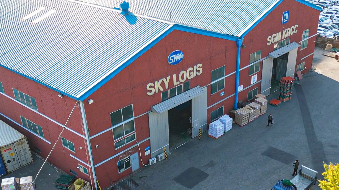 ㈜스카이국제운송 인천항 보세창고 전경 — SKY LOGIS 간판이 붙은 창고 건물과 반입 작업